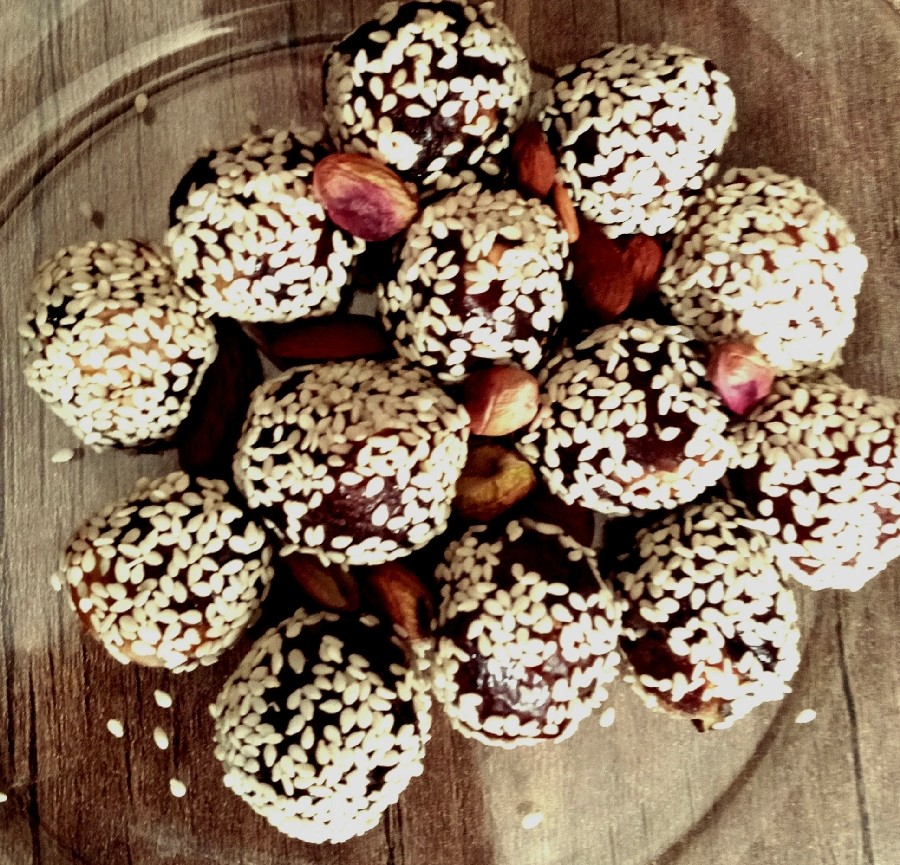 عکس خرمای کنجدی شکم پر