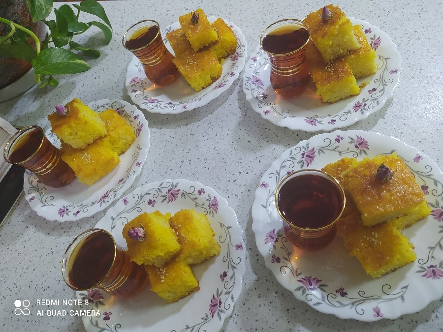 کیک شربتی با تزیین کنجد و گل محمدی و چای