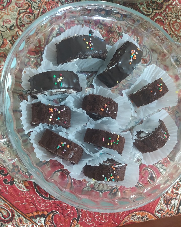 عکس رولت شکلاتی با تزیین ترافل و شکلات بن ماری