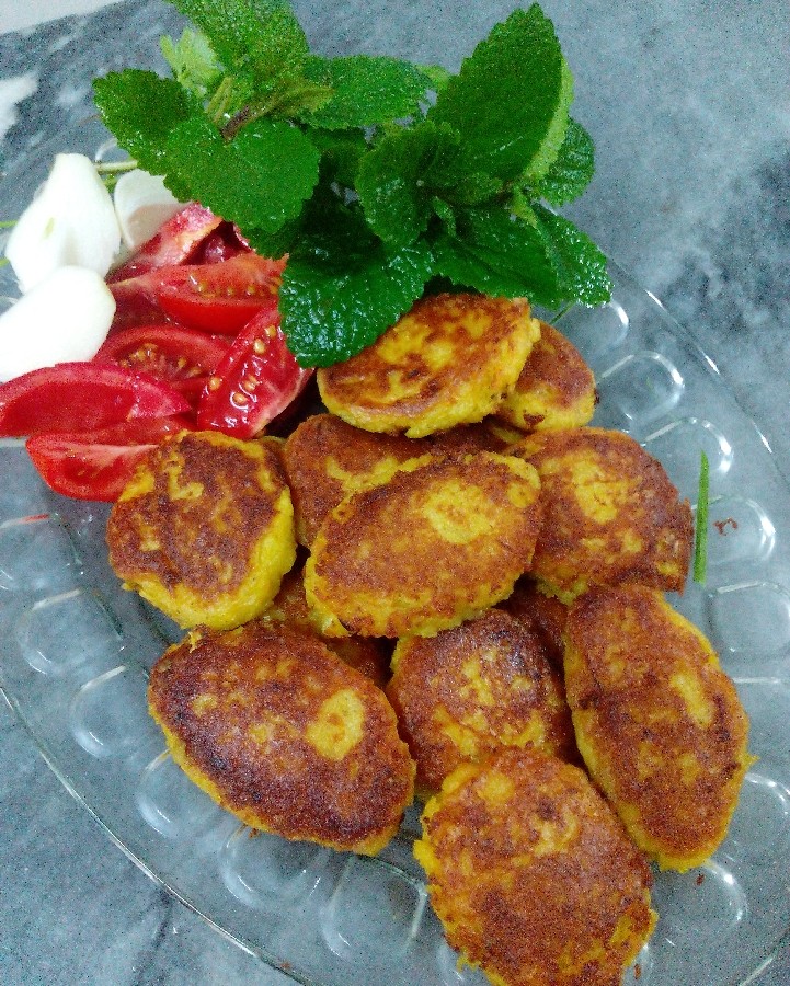 عکس شام ساده ی من وسط خونه تکونی٬ کوکوی سیب زمینی پخته