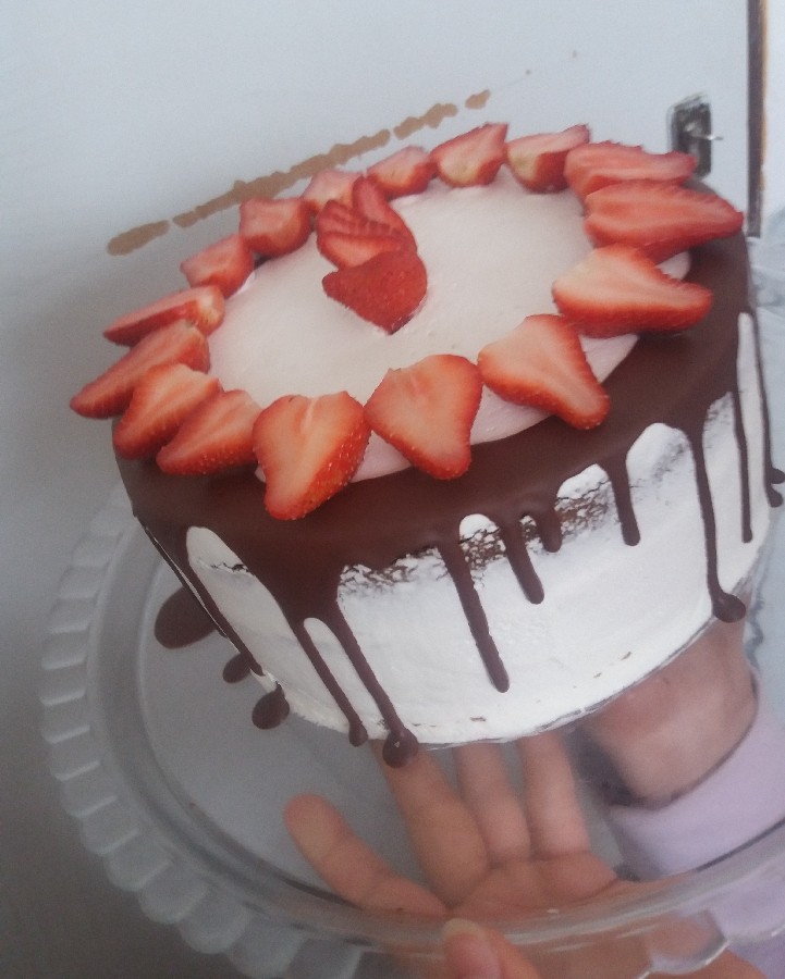کیک تولد با تزیین توت فرنگی و شکلات 