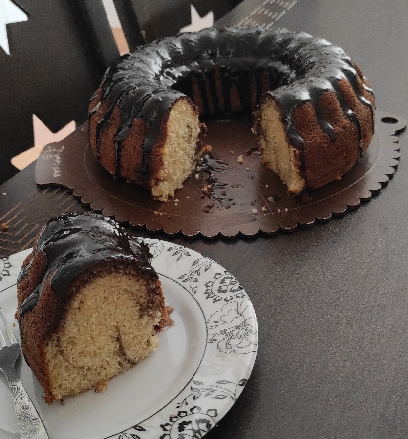 عکس کیک ساده با سس شکلاتی