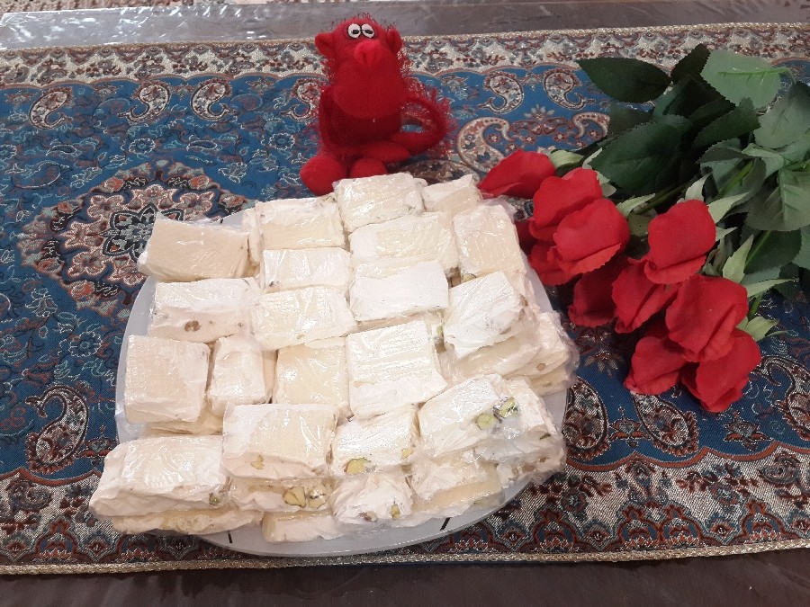 عکس نوقا خونگی با مغز پسته و گردو