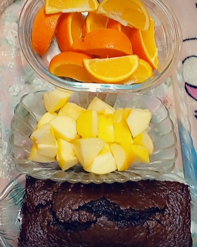 کیک شکلاتی و میوه