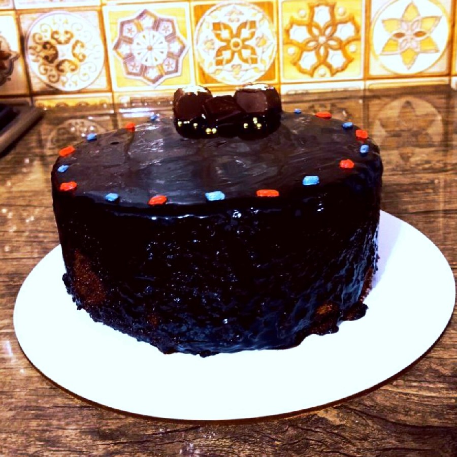 عکس کیک شکلاتی باسس براق
