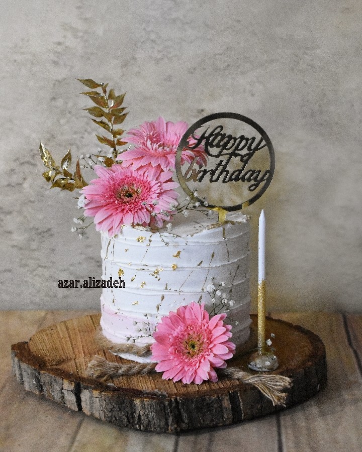 عکس کیک خامه و گل طبیعی