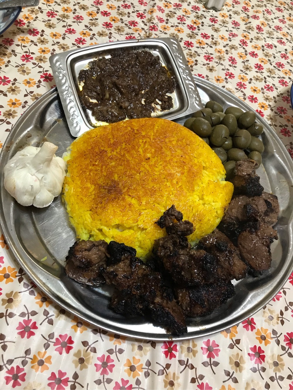 عکس کباب ترش شمالی به همراه رب انار رب الوچه گازیره پیاز نمک و فلفل