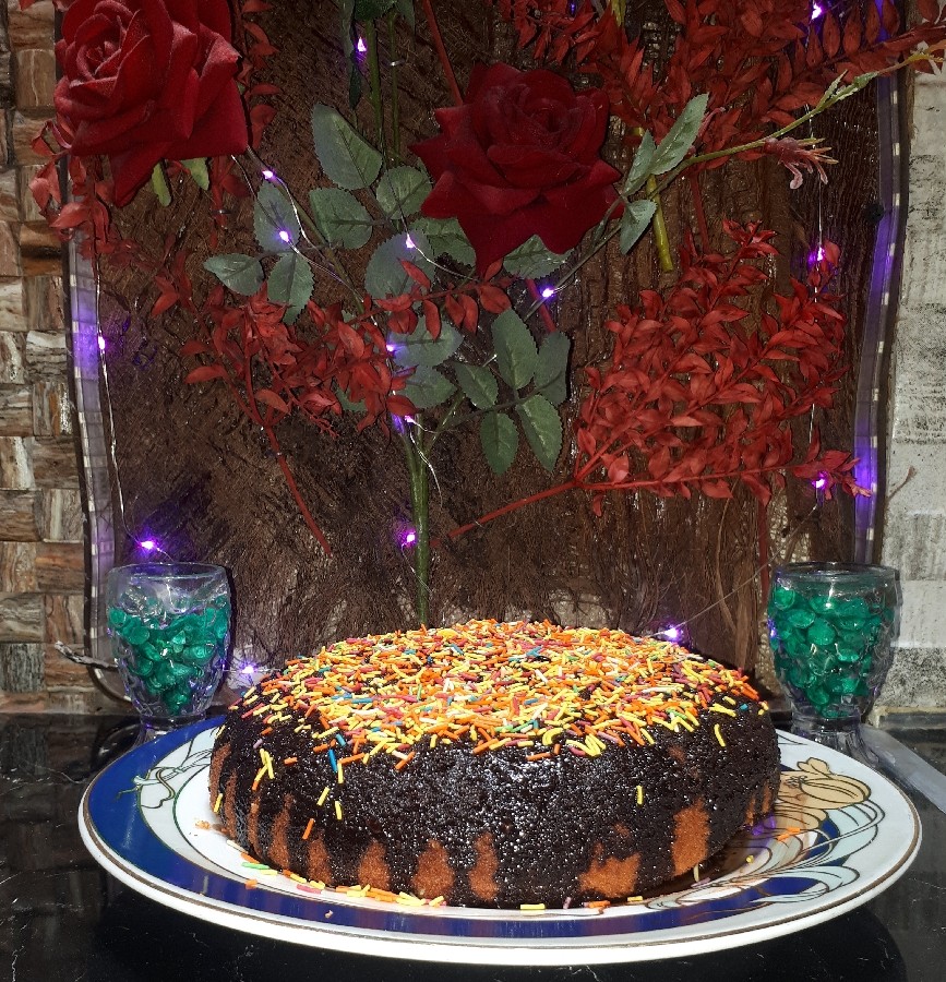 عکس کیک اسفنجی من با روکش کاکائویی خوشمزه و تزئین ترافل های رنگی ??