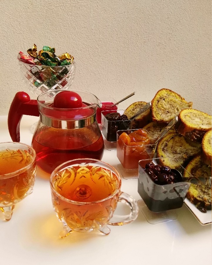 عکس کیک سه رنگ برا عصرونه،فقط نمیدونم چرا پاپی عکسارو زشت میکنه با این برشش