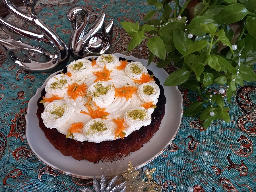 عکس کیک فوق العاده خوشمزه هویج گردو با کرم چیزو خامه 