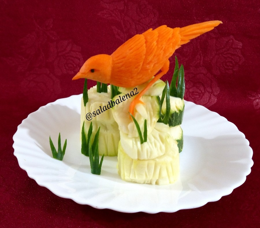 عکس پرنده با هویج