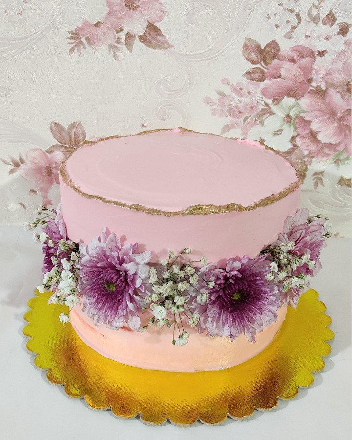 کیک با دیزاین گل طبیعی
