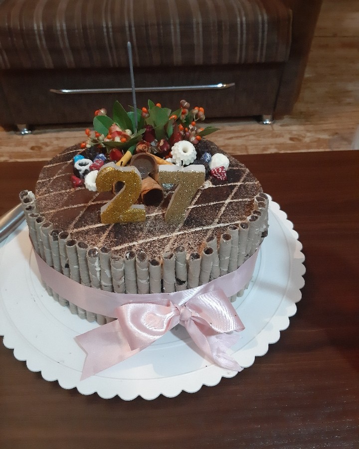 عکس کیک تیرامیسو برای تولد همسرم  با تزیین گل و گیاه باغچه