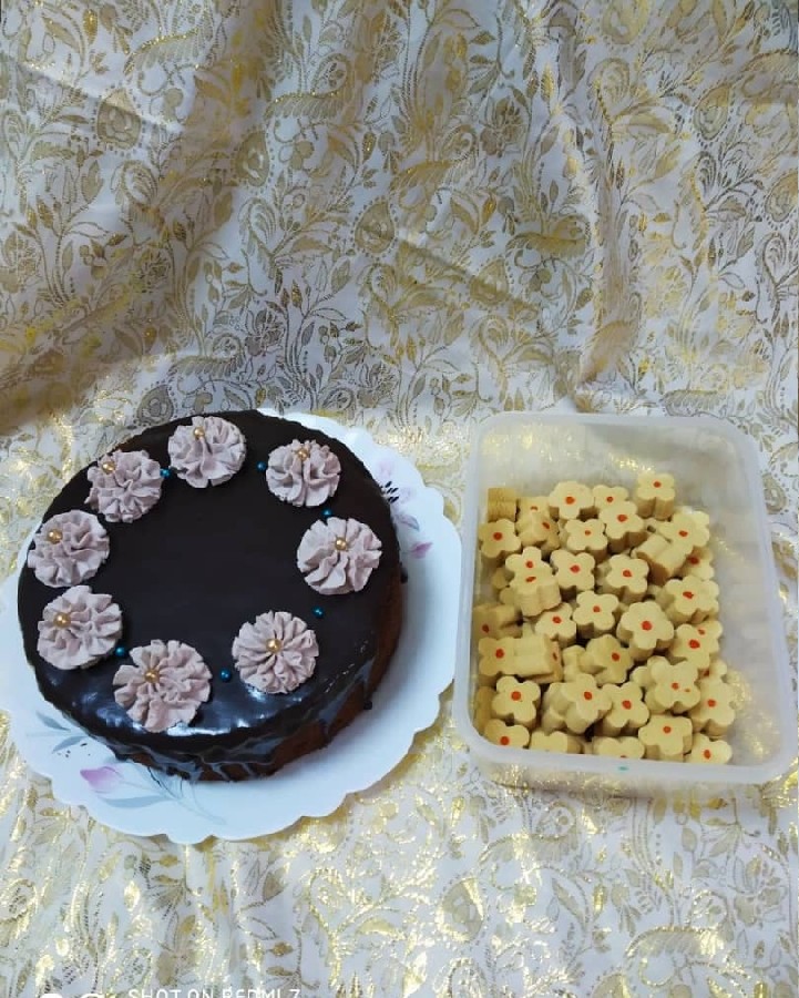 عکس شیرینی نخود چی به همراه کیک