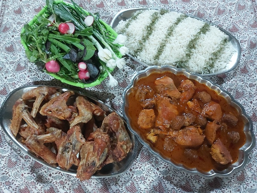 عکس خورشت آلو با مرغ و کتف وبال سوخاری (در فر)