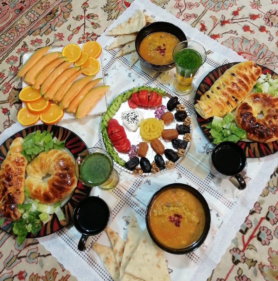 عکس سفره ماه رمضان و پیراشکی گوشت با خمیرجادویی
