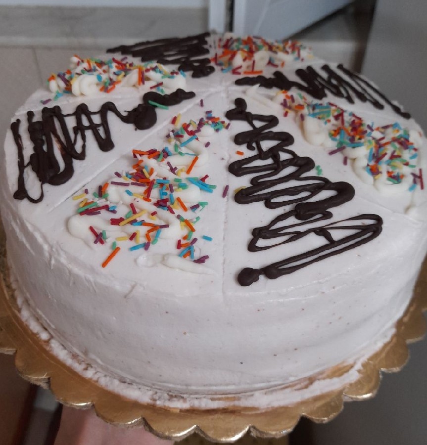 عکس کیک شیفون با فیلینگ موز و گردو و شکلات چیپسی