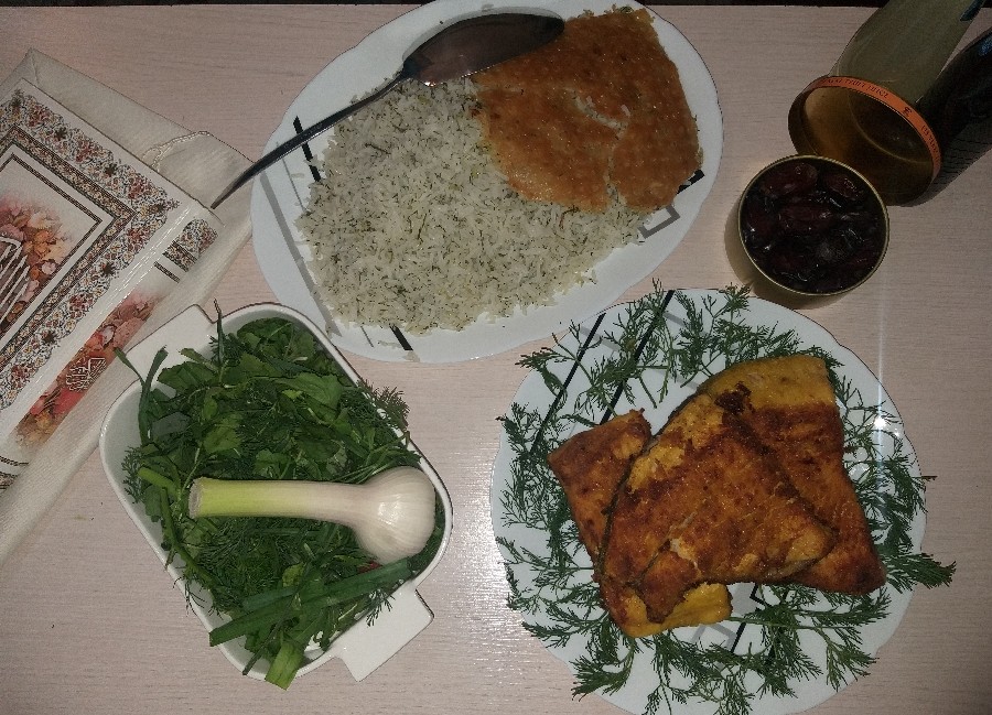 سبزی پلو با ماهی سالمون سوخاری