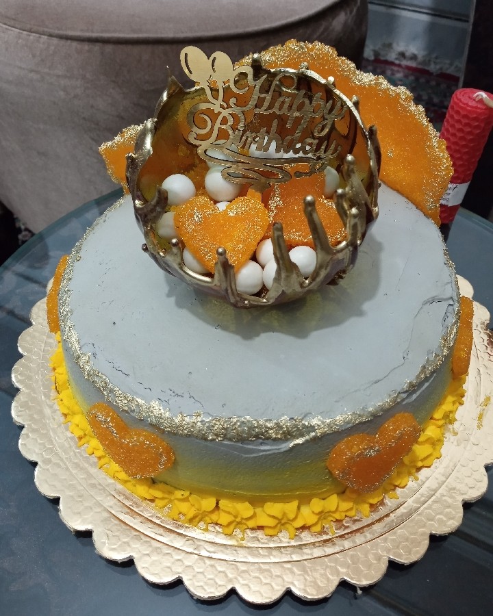 کیک با تزئین ورق شکری و کاسه ایزومالت