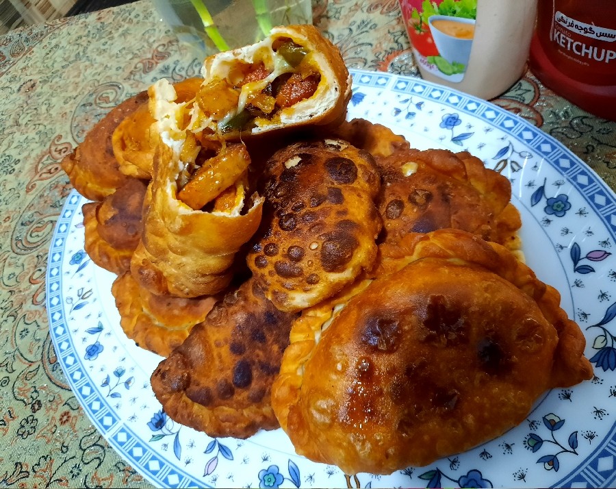 عکس پیراشکی با سوسیس مخصوص