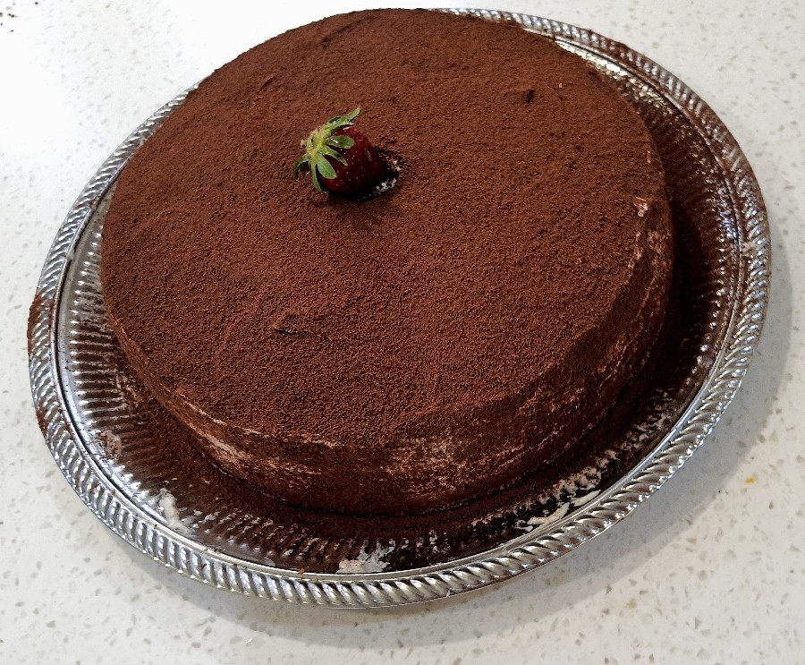 کیک خامه ای با رویه پودر کاکائو 