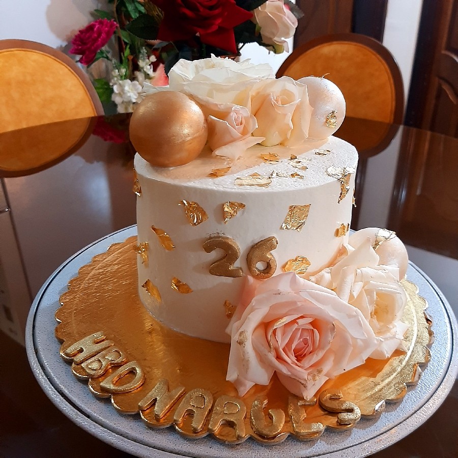 کیک تولد زیبای شکلات ایتالیایی با فیلینگ موز و گردو و کارامل