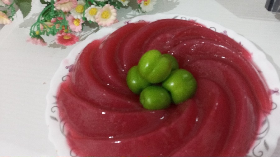 دسر ژله اکلیلی همراه گوجه سبز