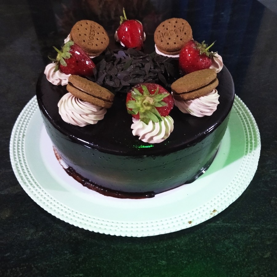 کیک وانیلی با روکش شکلات