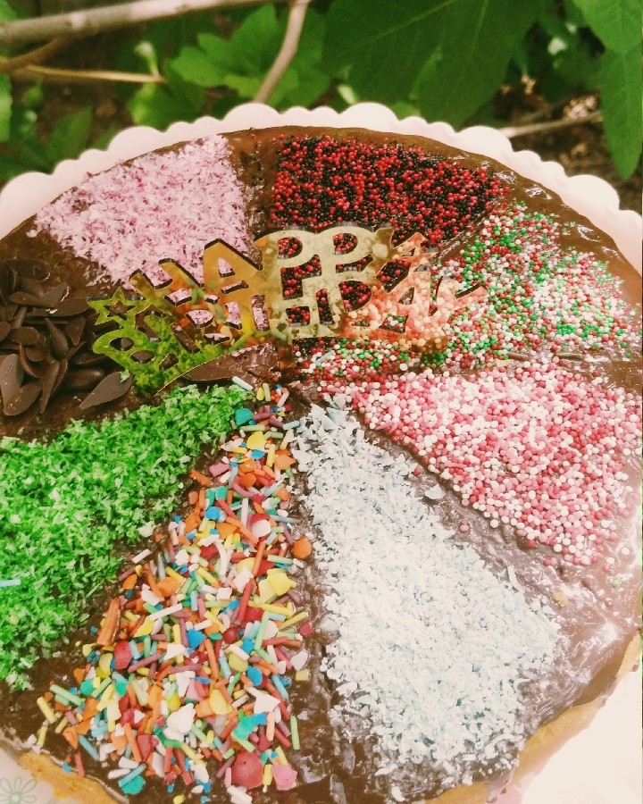 کیک وانیلی با رویه شکلات  کپشن خوانده شود  
