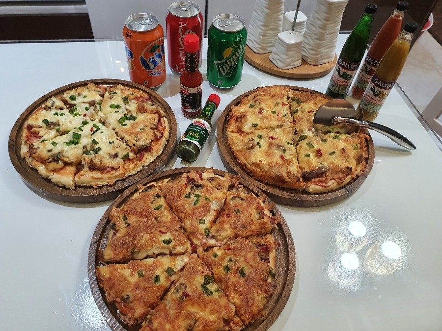 عکس پیتزا پپرونی ، قارچ و گوشت 