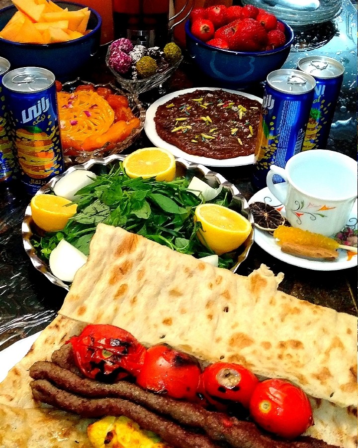 عکس افطاری (کباب، حلوا آرد گندم، توپک خرما) 