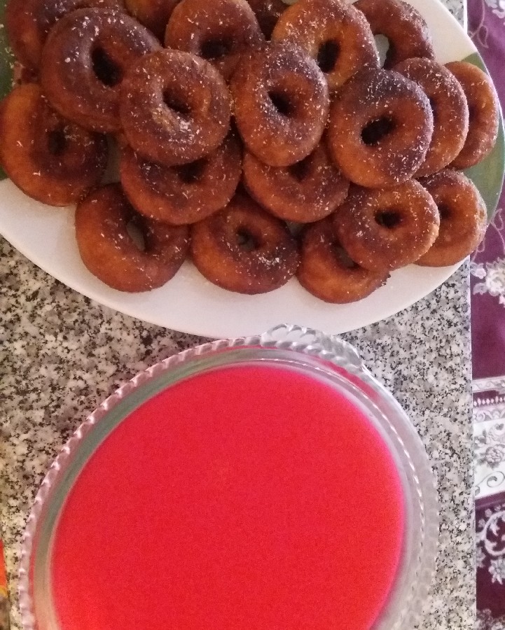 عکس کاسترد با ژله توت فرنگی و دونات اسفنجی خودم پز