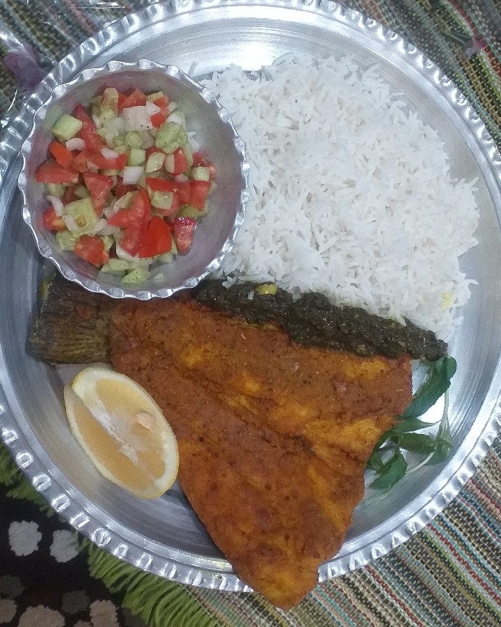 عکس ماهی سوخاری با سس سبزیجات 