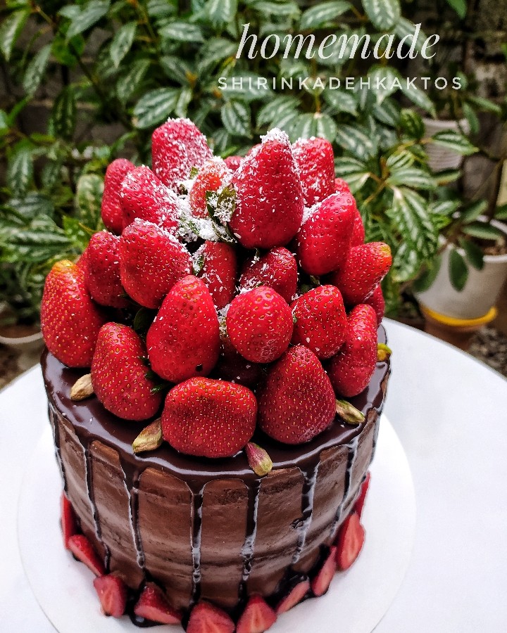 عکس کیک فووووق شکلاتی 
کیک توت فرنگی با فیلینگ جذاب ?
