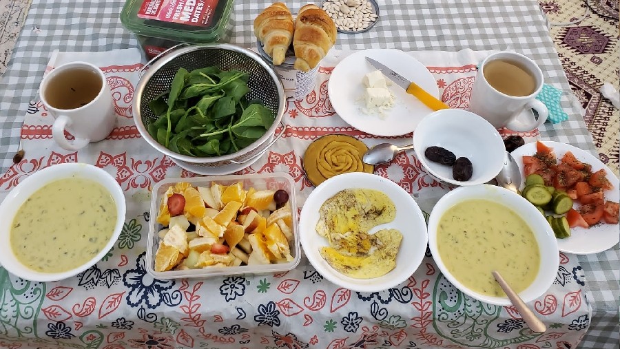 عکس سوپ قارچ، کوکتل میوه، حلوا ، کروسان و تخم مرغ همراه خیارشور های تولیدی خودم?