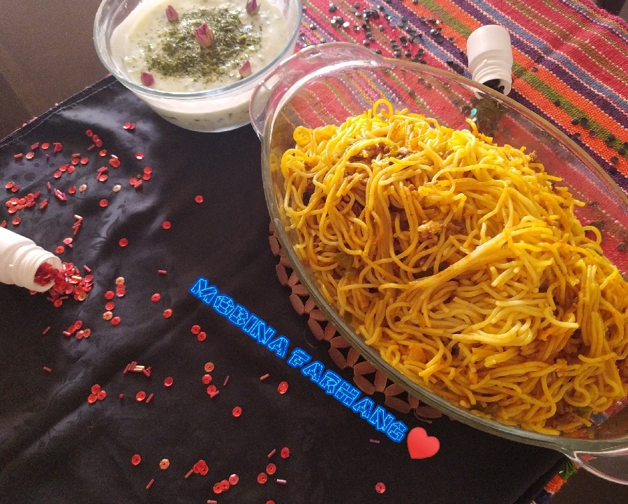 ماکارانی به همراه ته دیگ و ماست و خیار