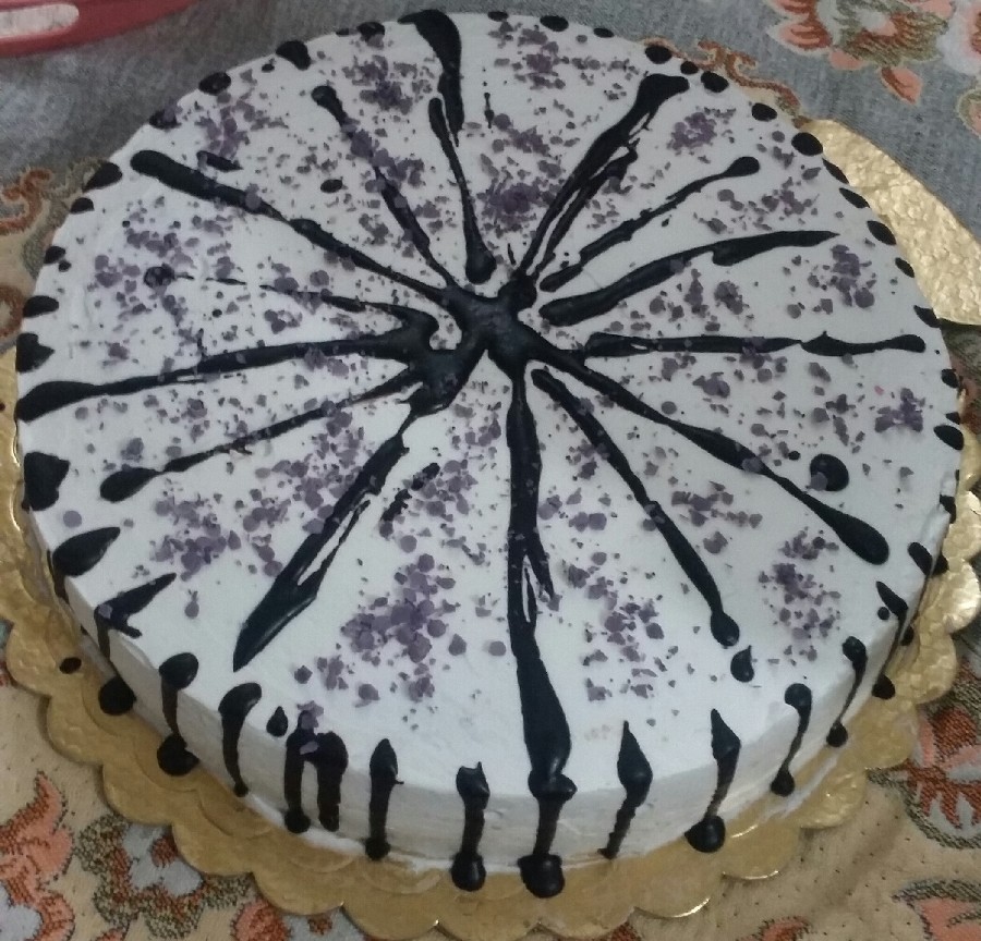 عکس کیک خامه ای بافیلینگ موز و گردو