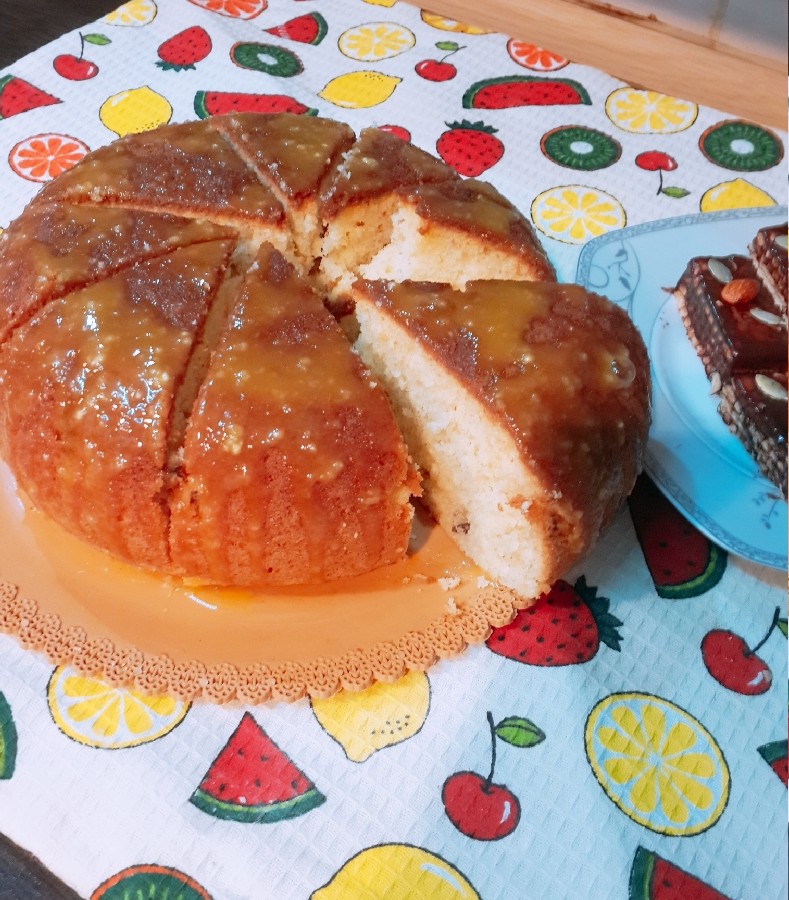 کیک وانیلی گردویی با سس پرتقال