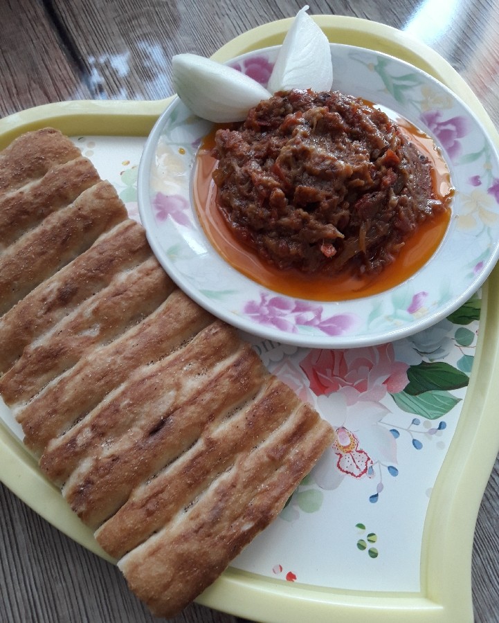 میرزا قاسمی با پیاز داغ و سیر داغ فراوان