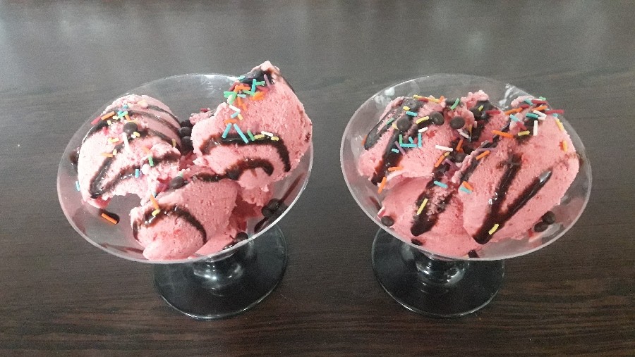بستنی توت فرنگی خانگی 