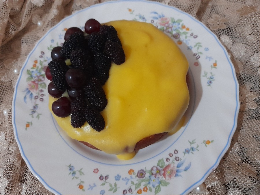 عکس کیک ساده با سس زعفران