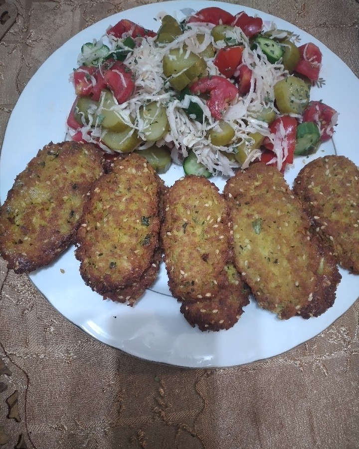 عکس کتلت گوشت کنجدی ترد سالاد خوشمزه