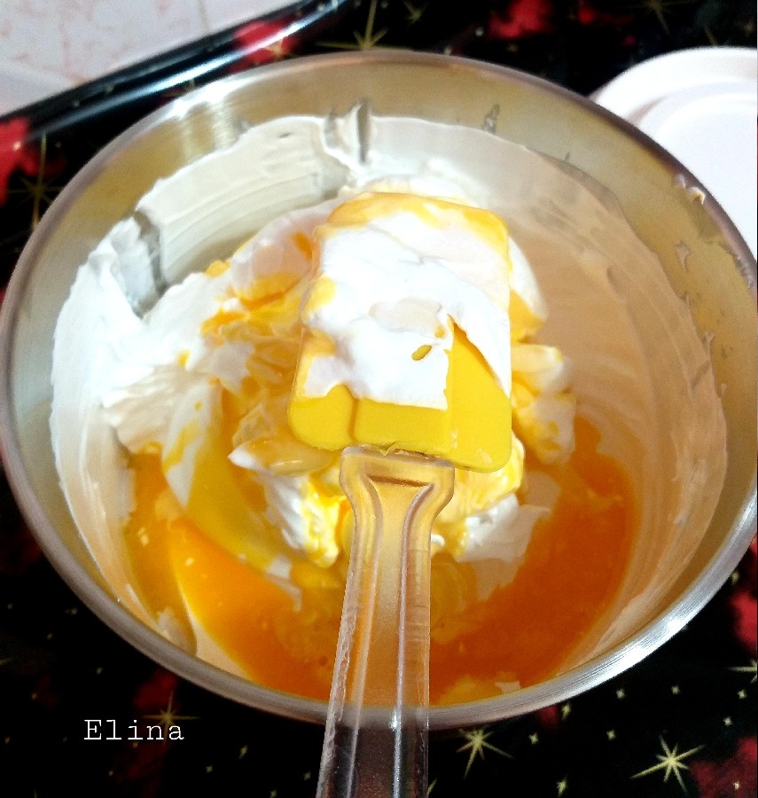 عکس کیک اسفنجی قنادی،فولد کردن سفیده زده شده با زرده
