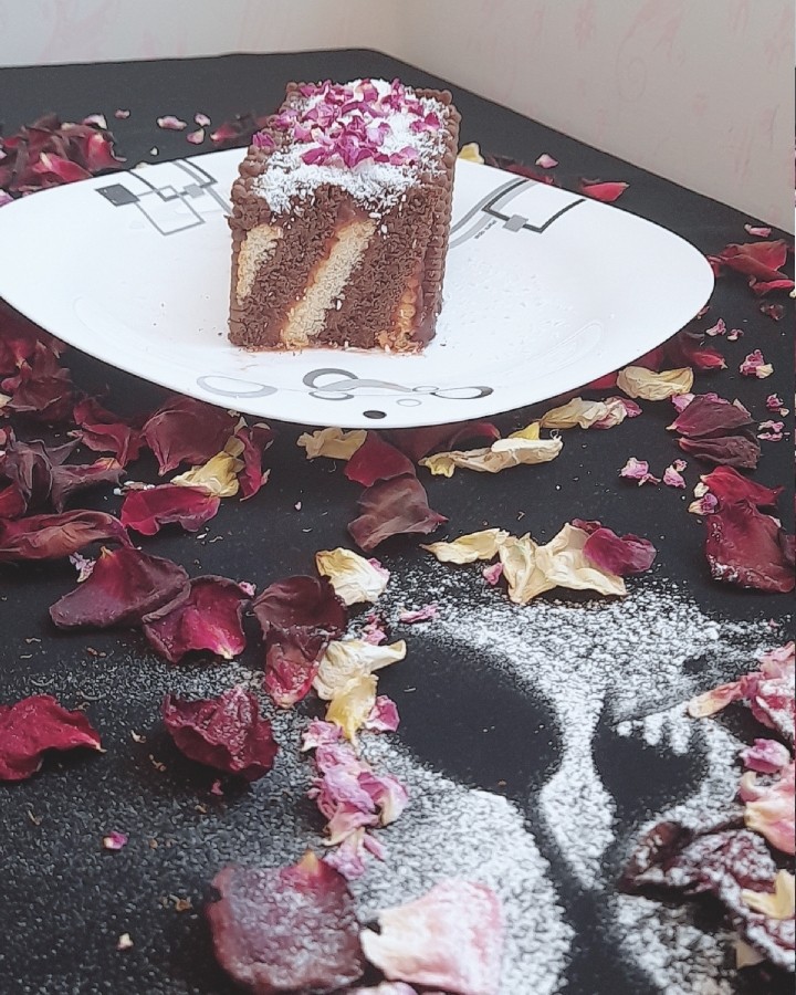 کیک یخچالی همراه با شربت آلبالو