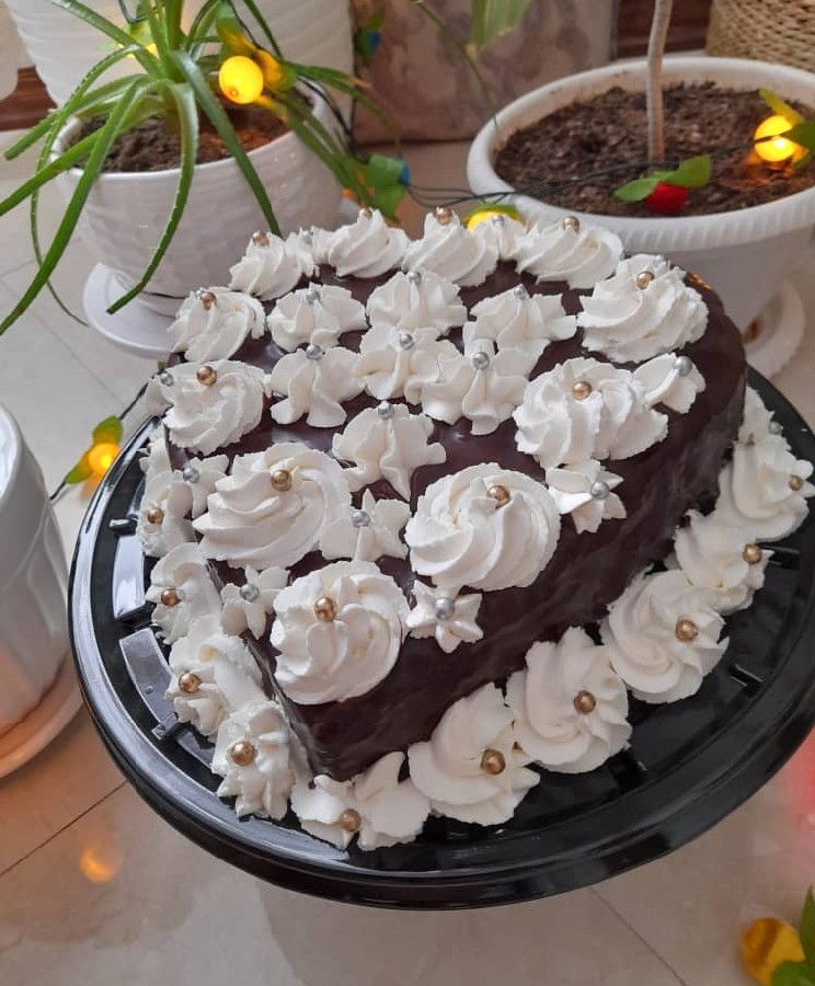 کیک شکلاتی باروکش گاناش وتزیین خامه
