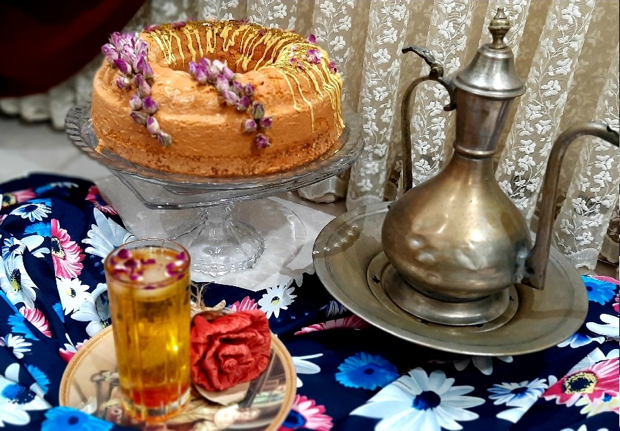 عکس کیک گلاب و زعفران با سس مخصوص