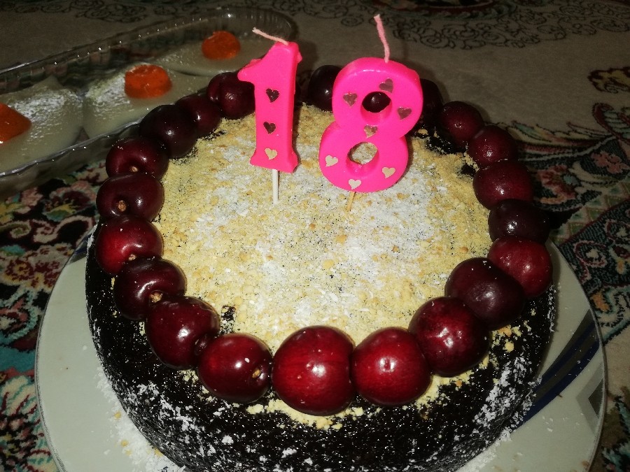 عکس کیک تولد وانیلی شکلاتی 