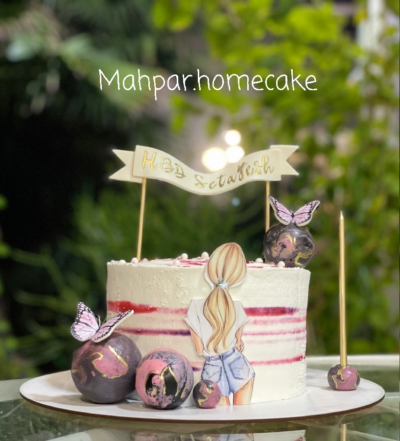 عکس سفارش کیک خامه‌ای با تزئینات فوندانت 