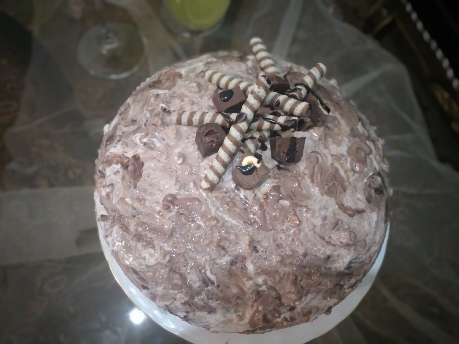 عکس کیک شکلاتی مرمری بافیلینگ موز گردو 