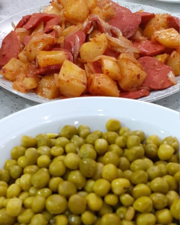 عکس ی غذای ساده و خوشمزه سوسیس بندری و نخود آبپز